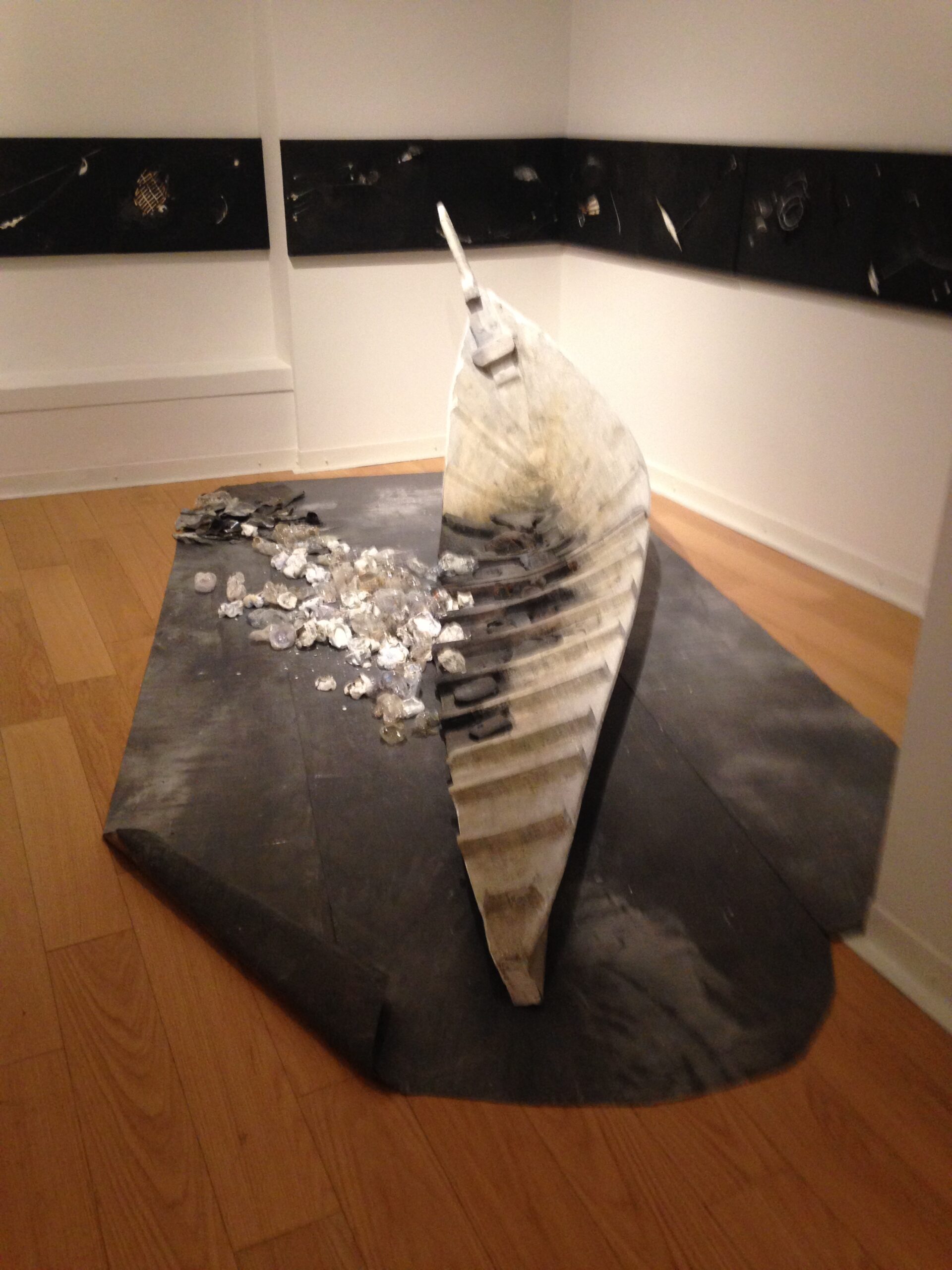 <i>Mare di piombo</i>, 2016 Installazione: scafo di legno, lastre di piombo e alle pareti “Orizzonte”