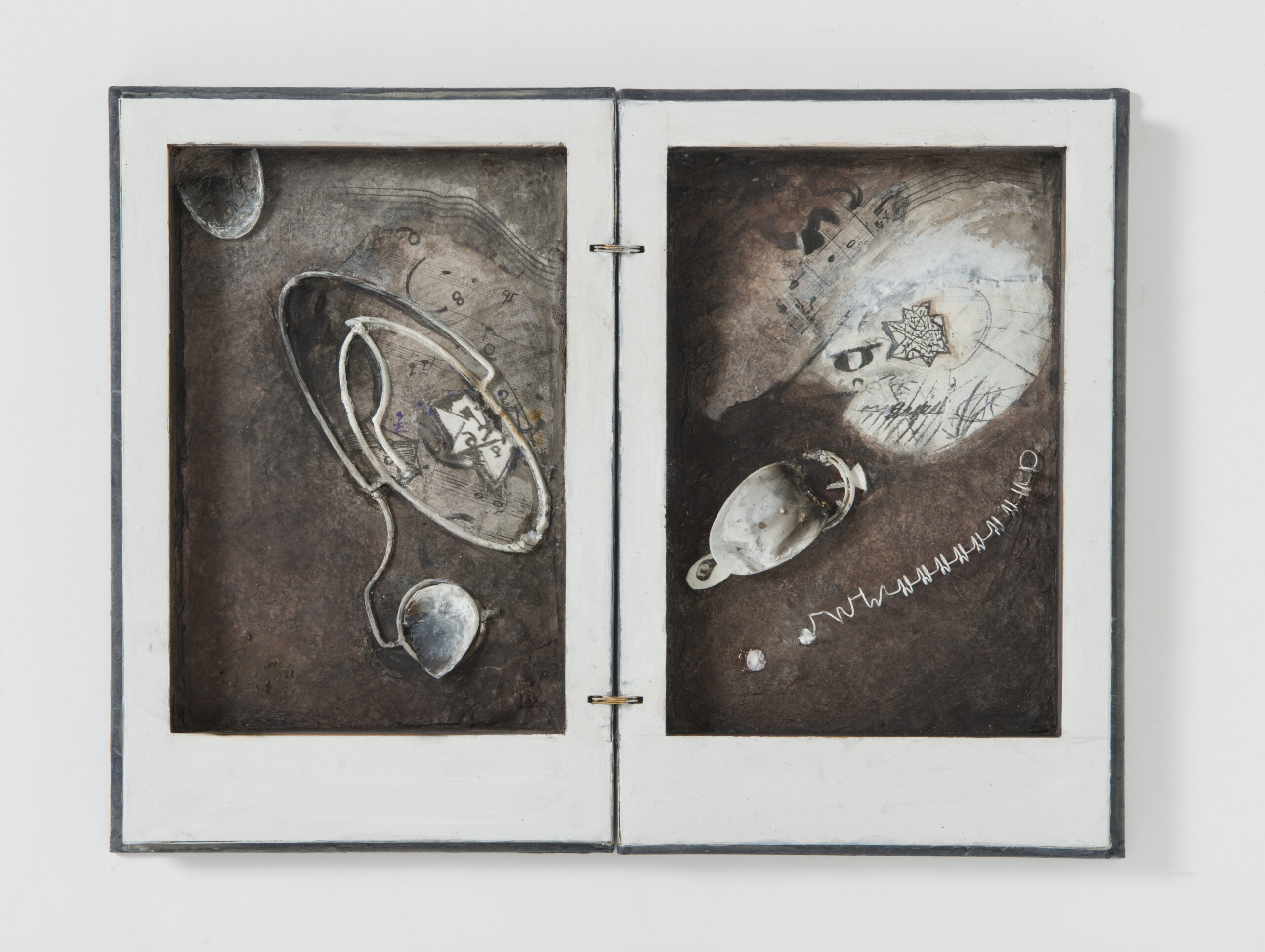 <i>Larghe sono le ellissi della terra</i>, 2013-2015-2021 Polimaterico su legno, cm 30 x 40 (aperto)