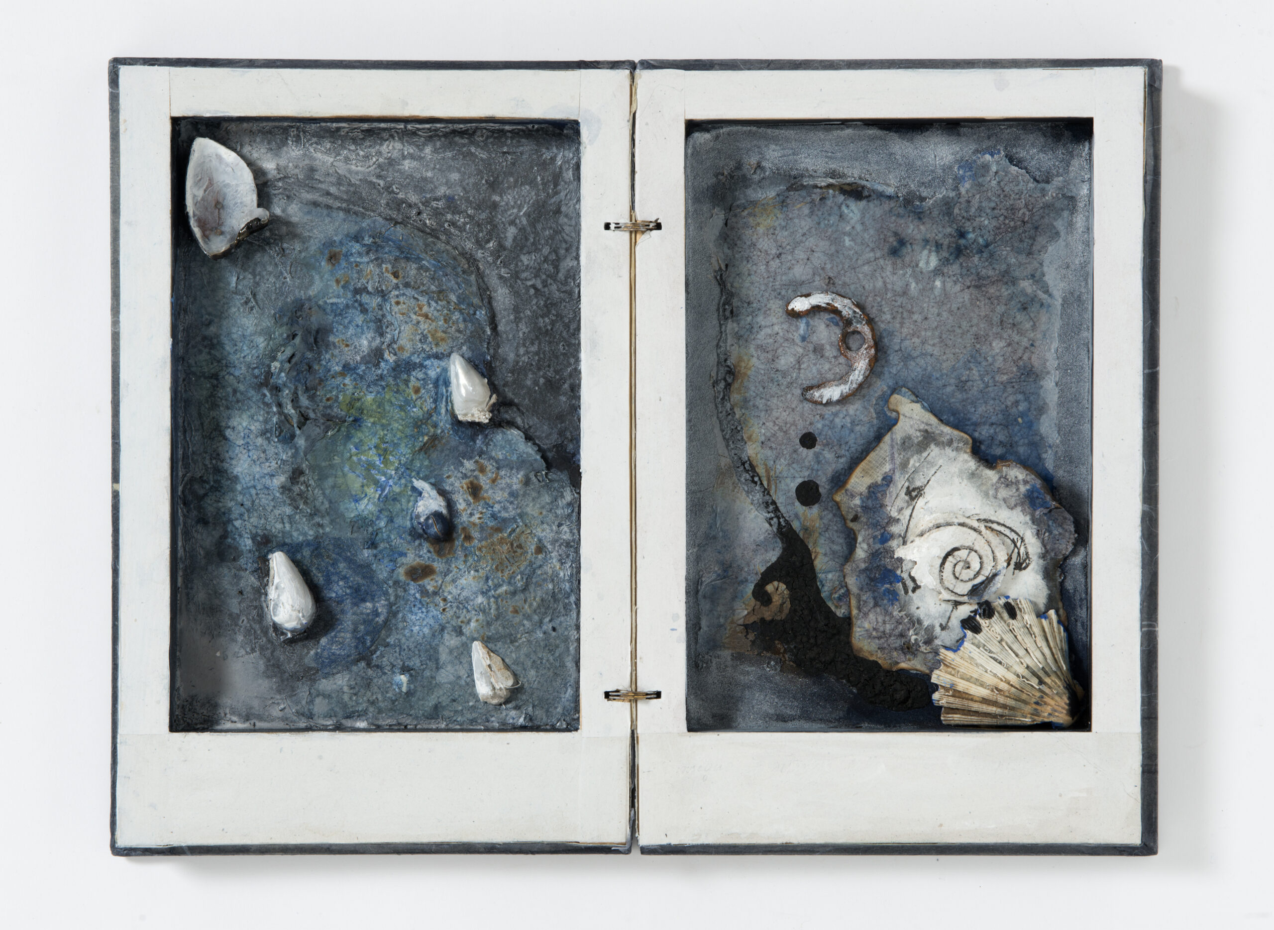 <i>La creazione del mondo</i>, 2013-2015-2021 Polimaterico su legno, cm 30 x 40 (aperto)